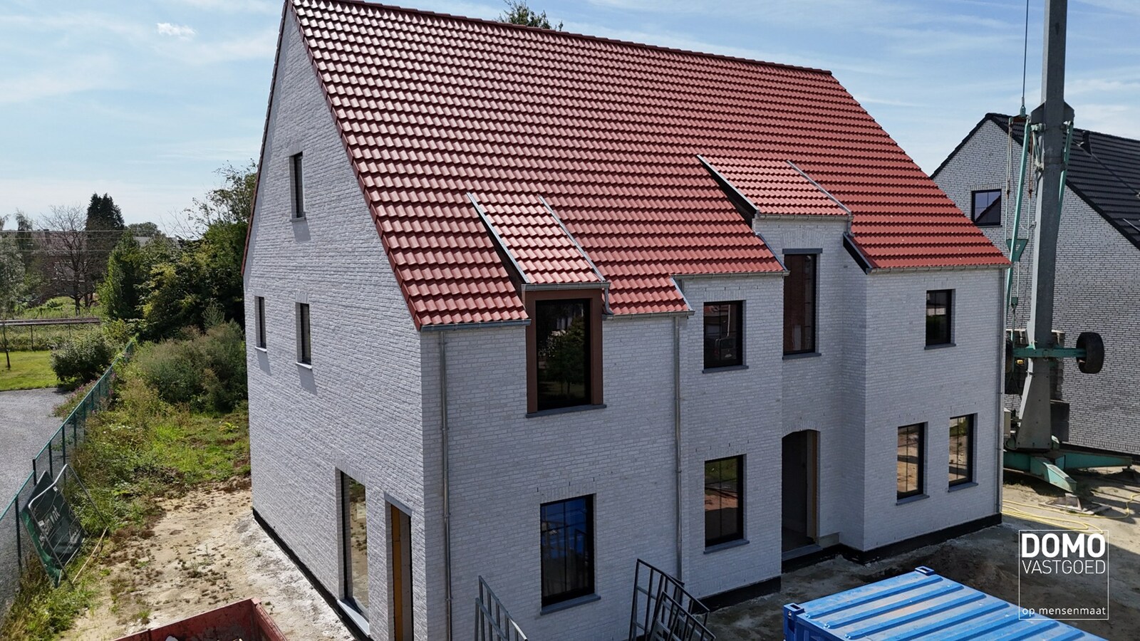 ENERGIEZUINIGE HALFOPENBEBOUWING MET 3 SLAAPKAMERS TE KERMT 