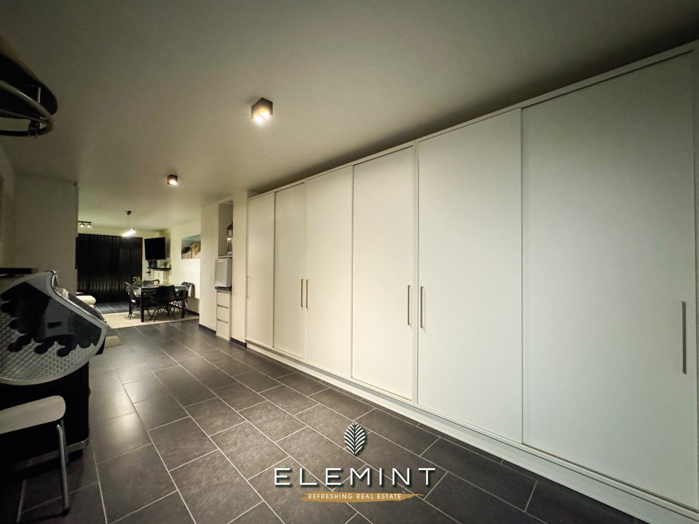 Gerenoveerd gelijkvloers appartement op 50 meter van het strand 