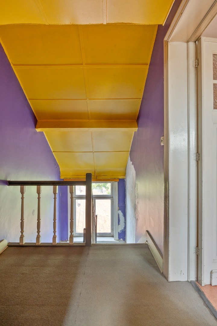 Ruime te renoveren woning met 3 slaapkamers in Lubbeek met doorgang langs het perceel van de buren. EPC: 736 KWH/m² 