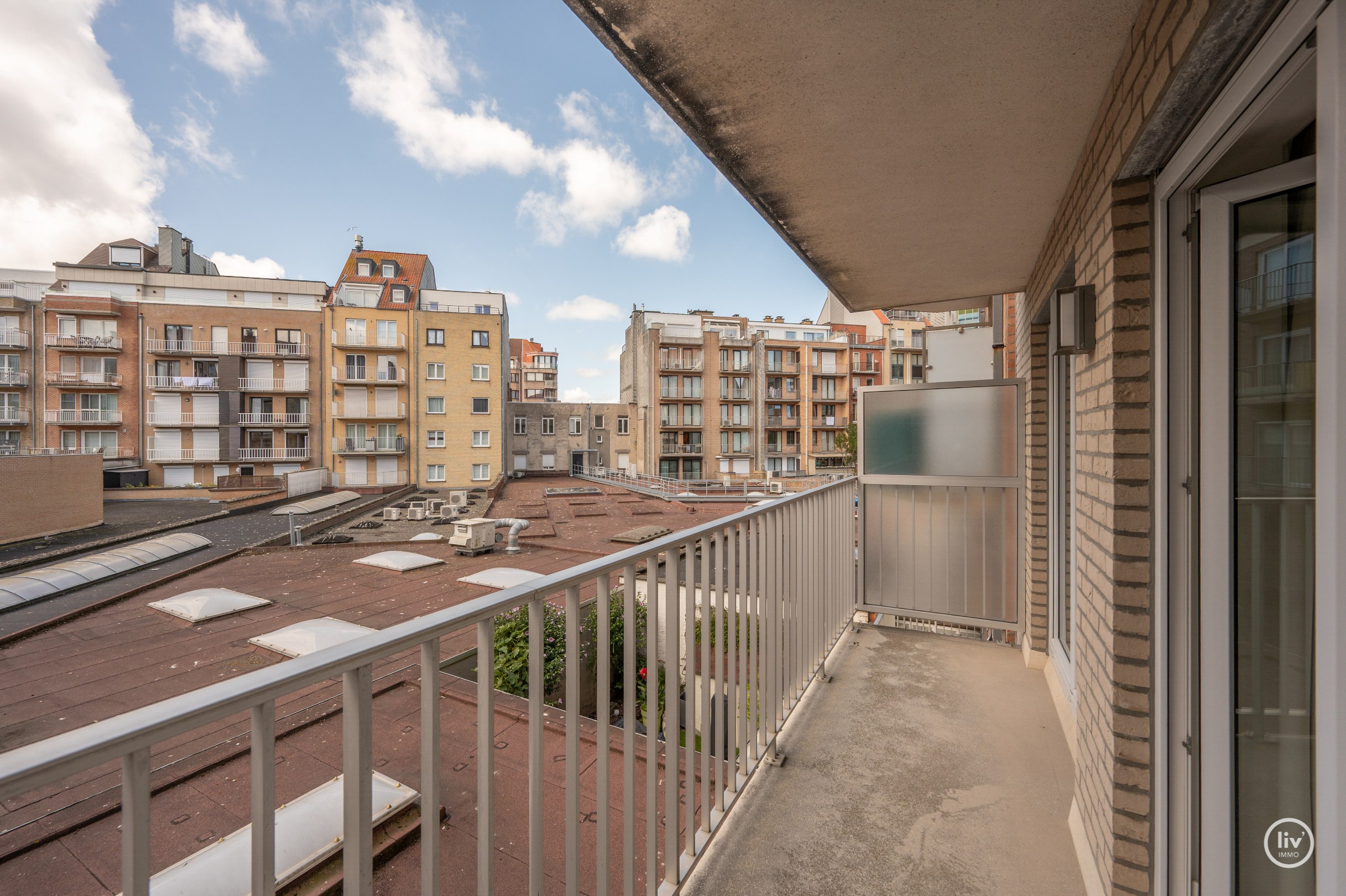 Ruim en récent (2011) appartement met 2 volwaardige slaapkamers op een topligging vlakbij de Dumortierlaan te Knokke. 
