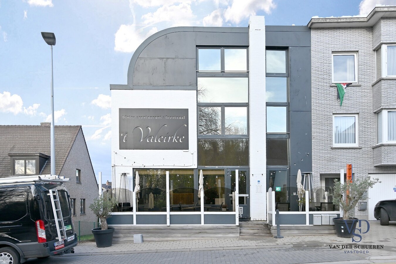 Handelspand (>300 m²) en 2 appartementen. 