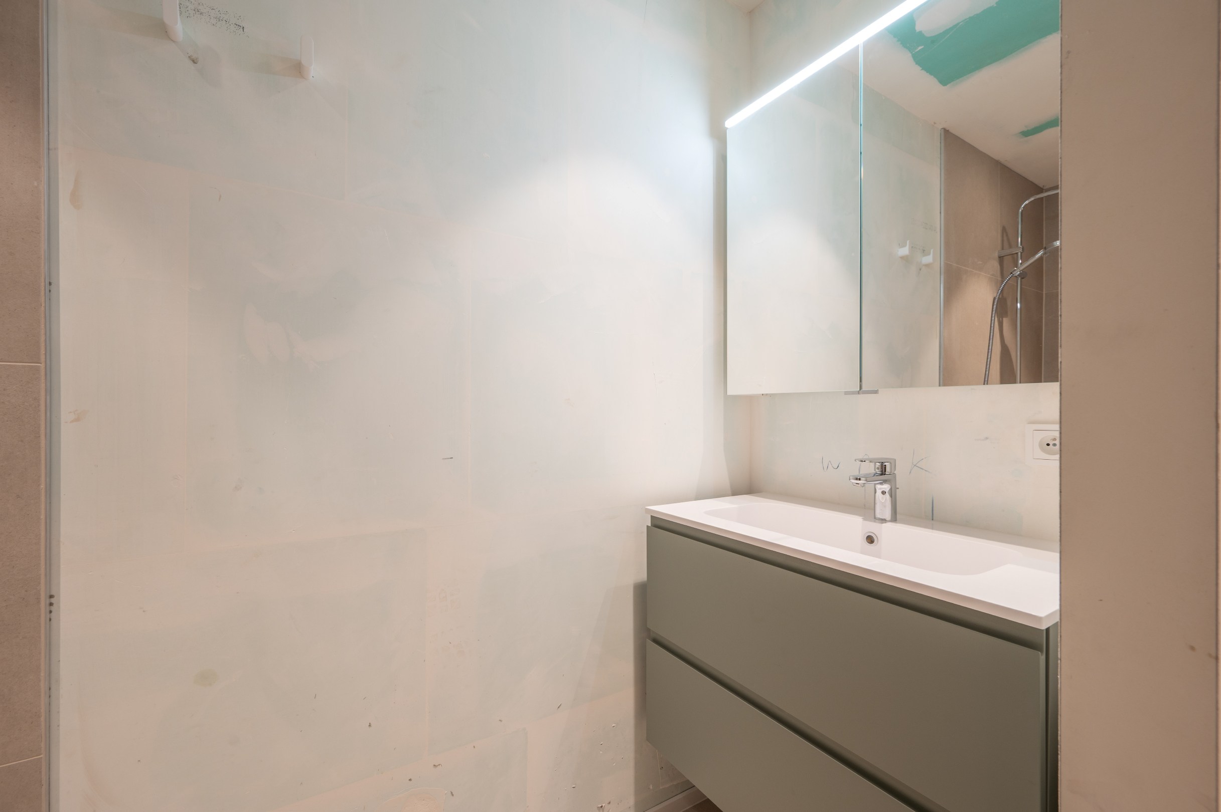 Unieke herverkoop in het Project hoost te Centrum Heist op wandelafstand van de Zeedijk genietend van zijdelings-zeezicht! 