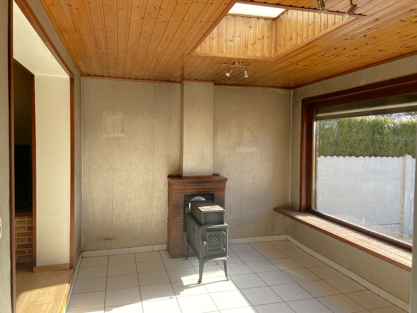 Degelijke halfopen bebouwing met groot potentieel op mooi hoekperceel van 524 m²! 