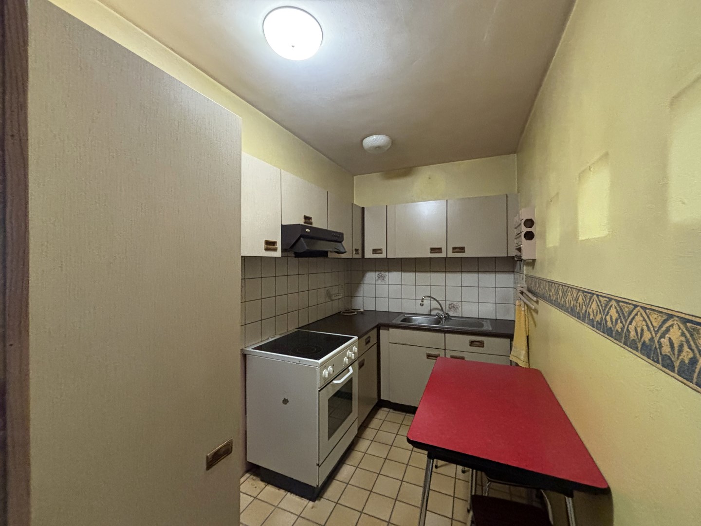 Deels te renoveren appartement met 2 slpk. gelegen in het centrum van Leopoldsburg 