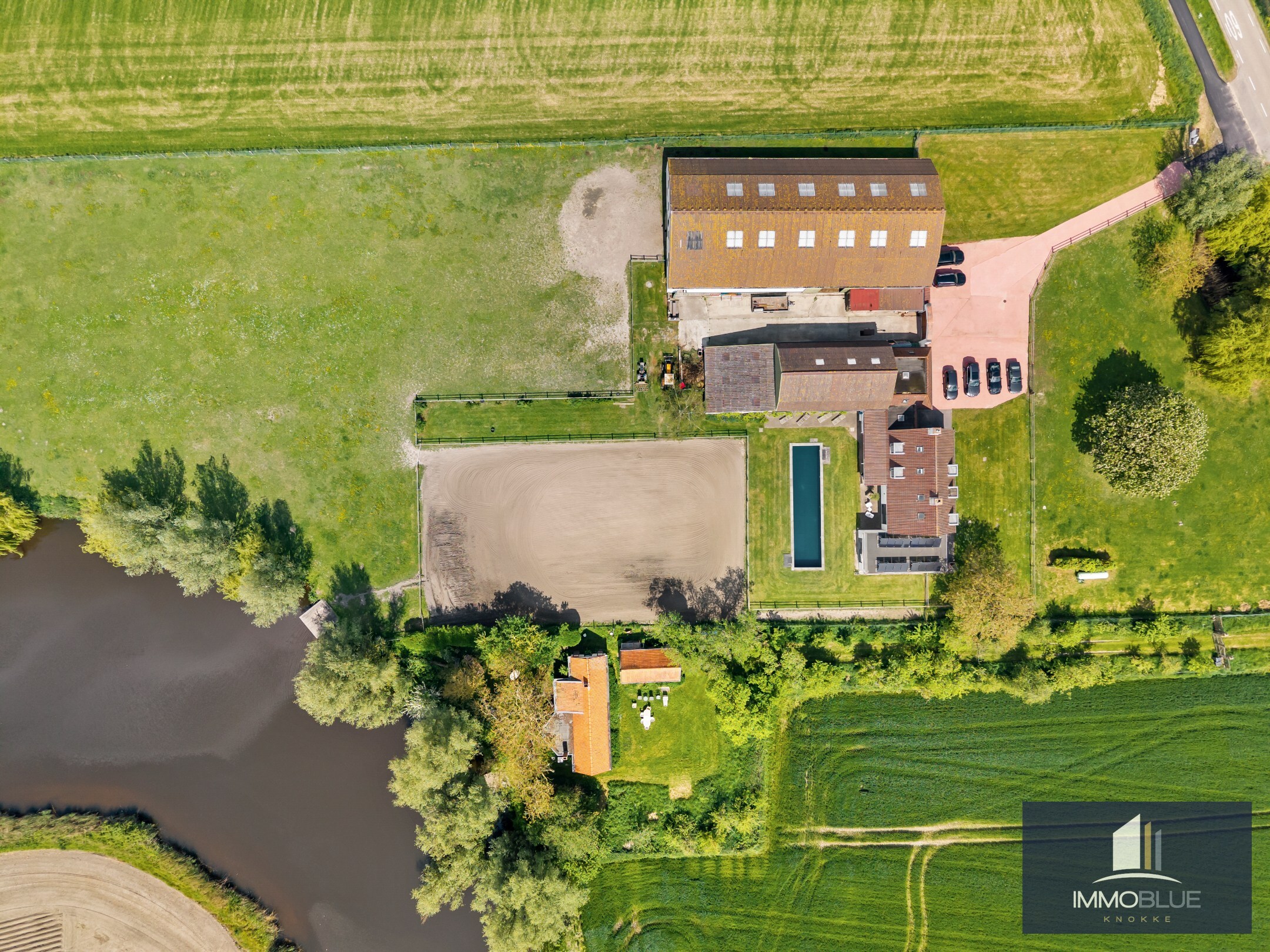 Domaine idylliquement situé avec maison rénovée, espace professionnel et installations équestres étendues. 
