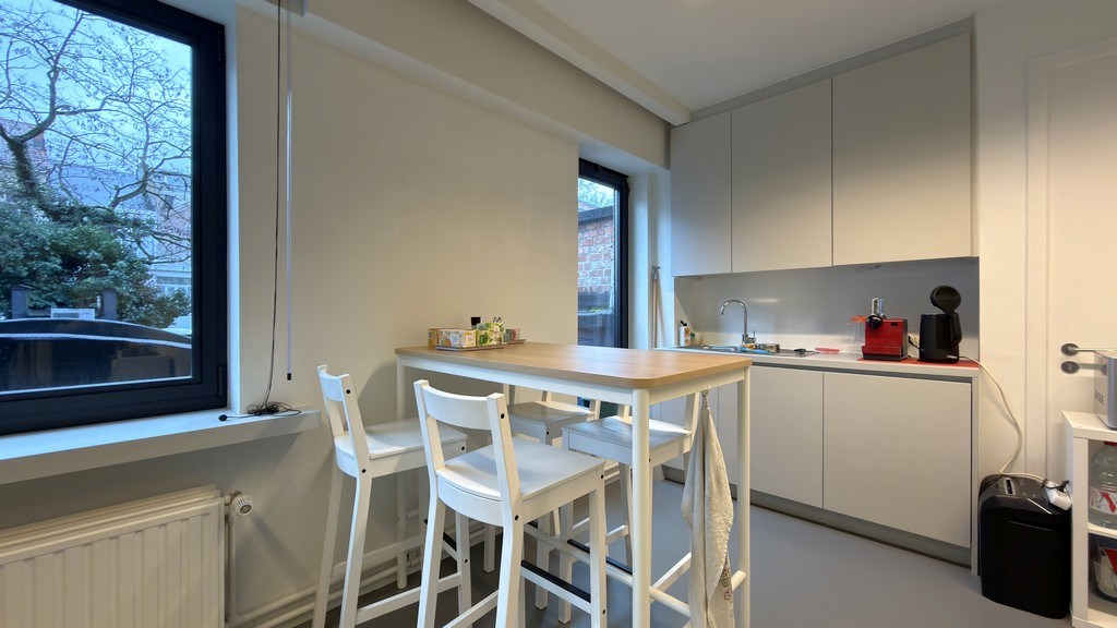 Lichtrijk kantoor te huur aan de Leien in Antwerpen