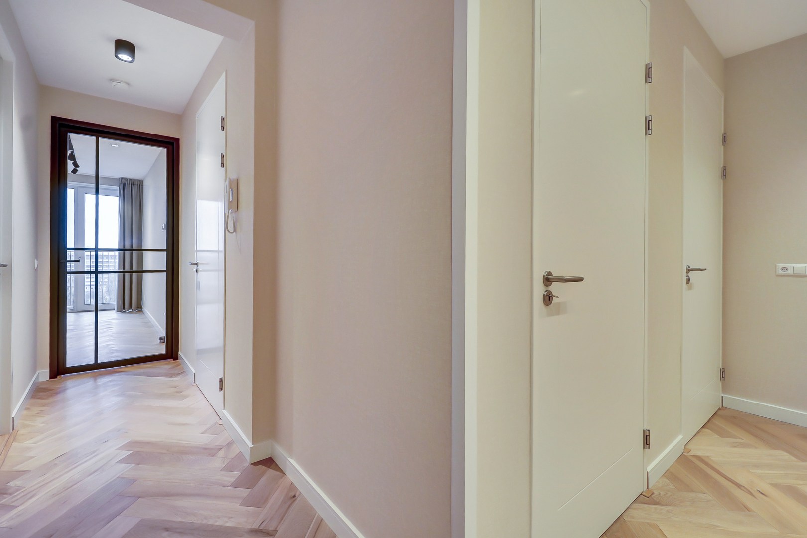 Nieuw en instapklaar 3-kamer appartement op de zevende verdieping met luxe keuken en badkamer, riant uitzicht over de omgeving en naar het centrum van Rotterdam. 