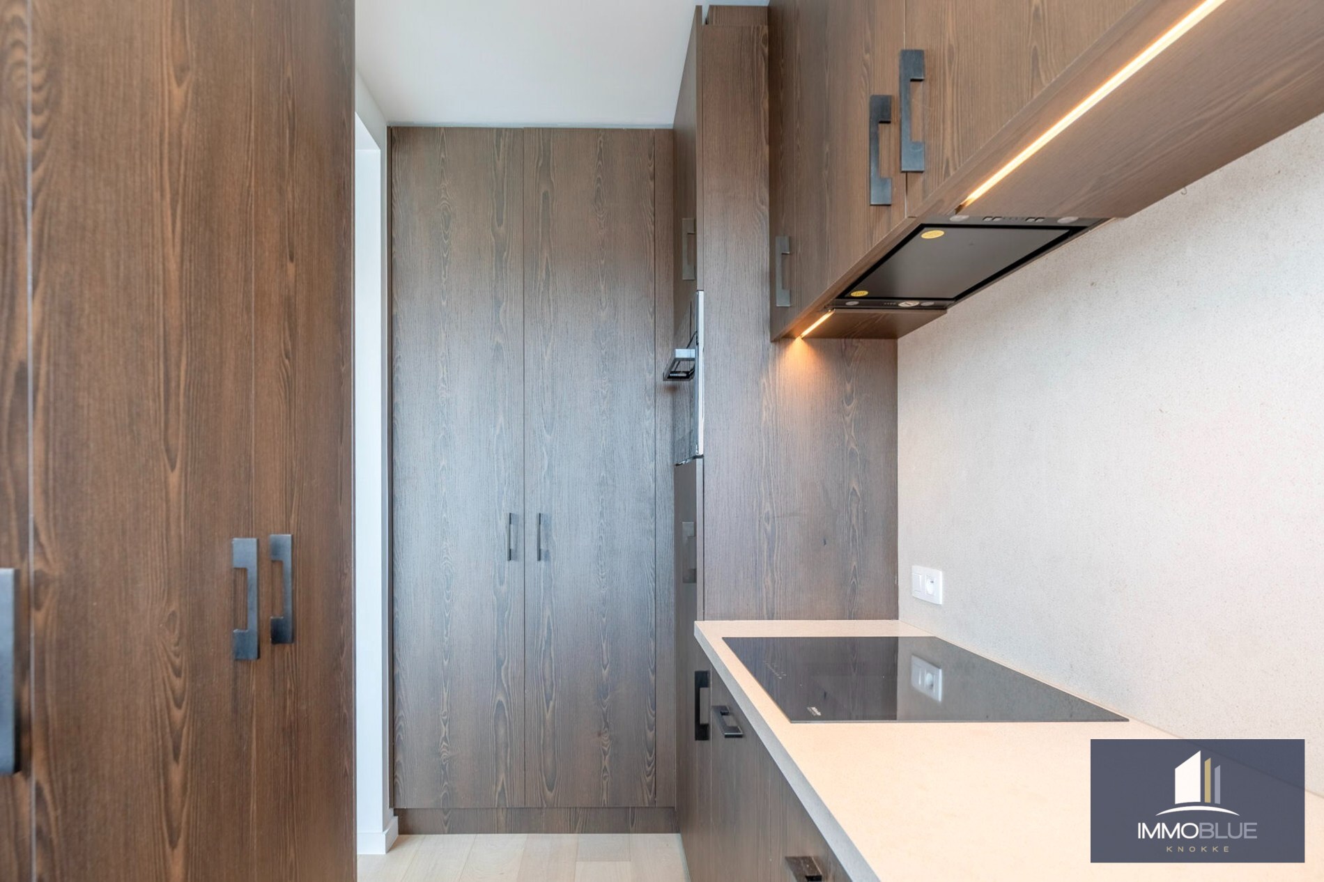 Situé dans un endroit calme, cet appartement entièrement rénové offre une vue dégagée sur les villas. 