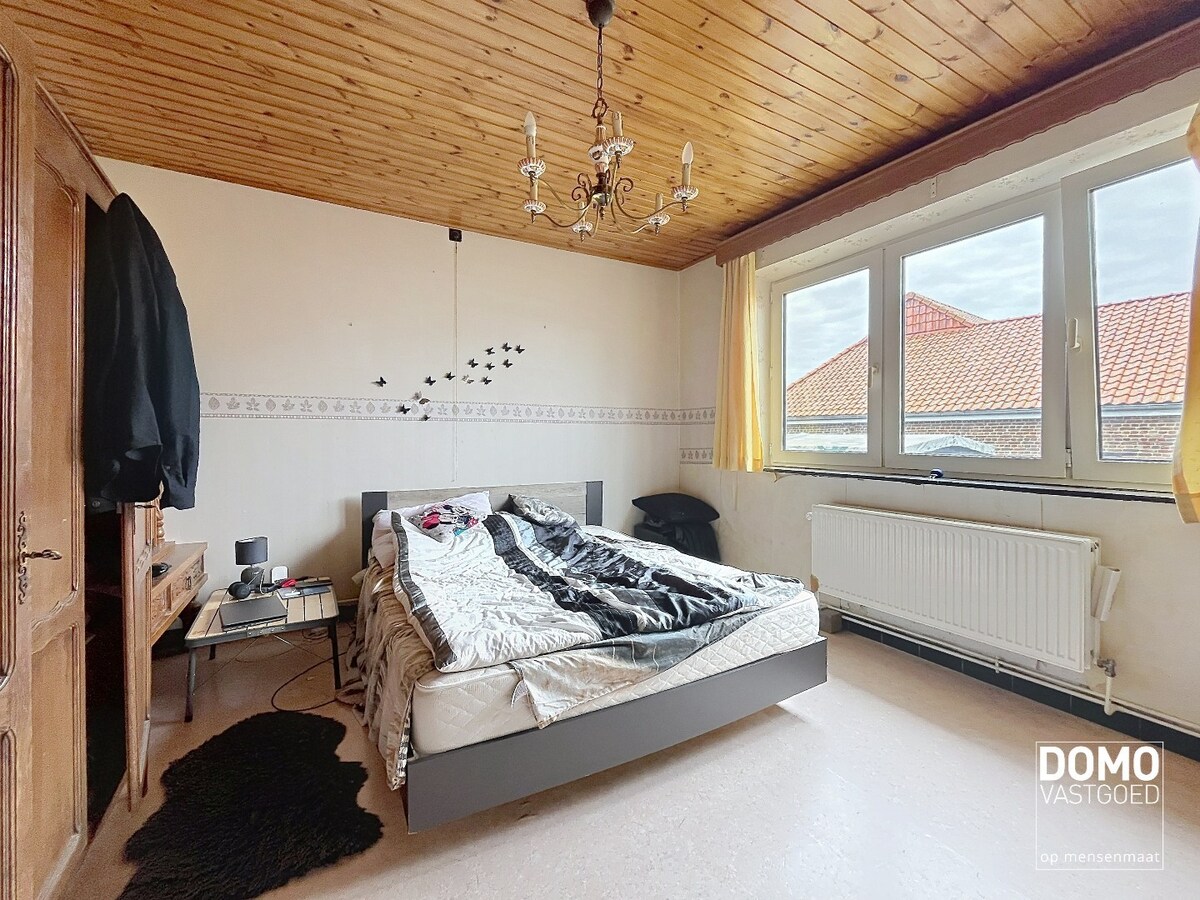 VOLLEDIG TE RENOVEREN WONING MET TWEE SLAAPKAMERS, INPANDIGE GARAGE OP EEN PERCEEL VAN 5A35CA IN SINT-TRUIDEN 
