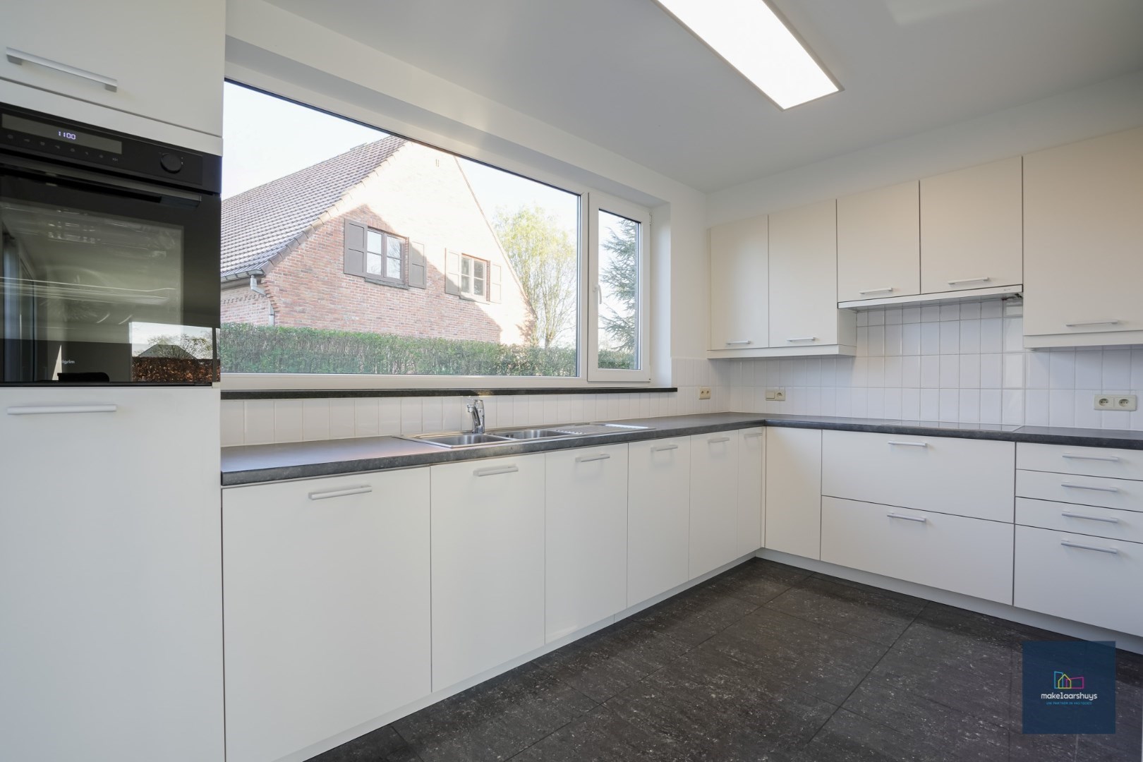 Ruime half-open bebouwing te Heusden met garage en tuin 