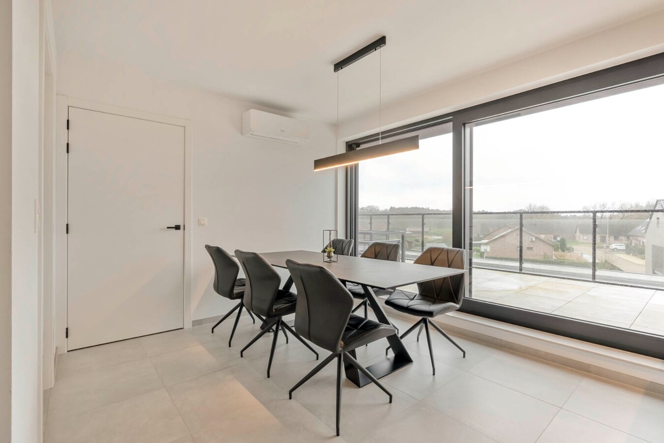 Recent duplex appartement met 2 slaapkamers en garage. 