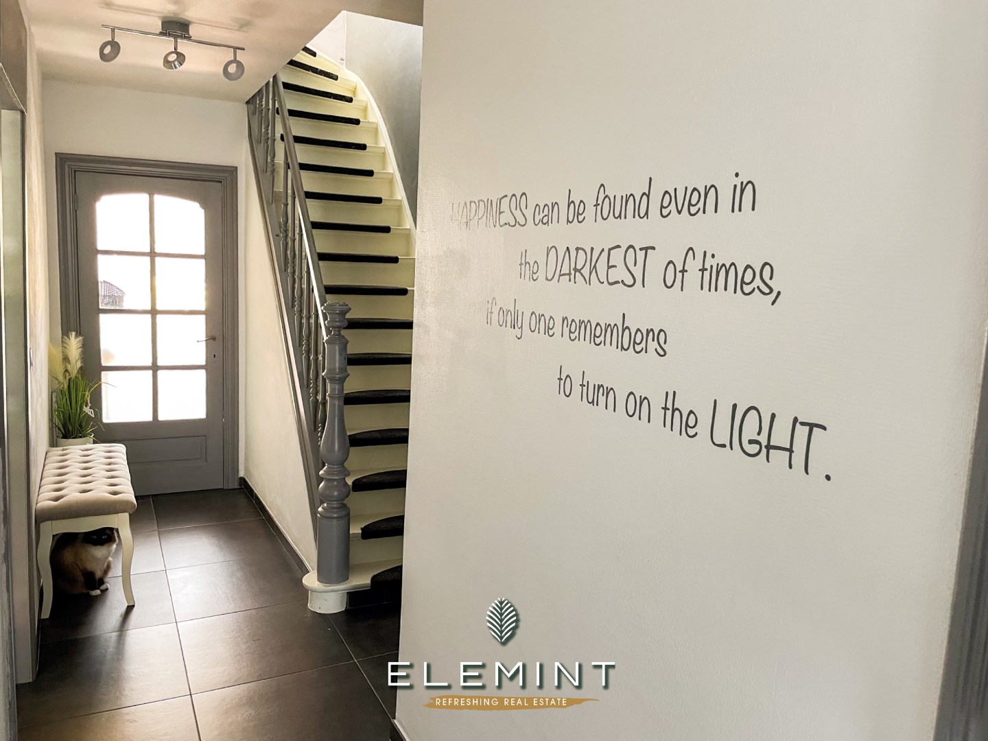 Klassevol en luxueus gerenoveerde hoekwoning op wandelafstand centrum Zwevegem 