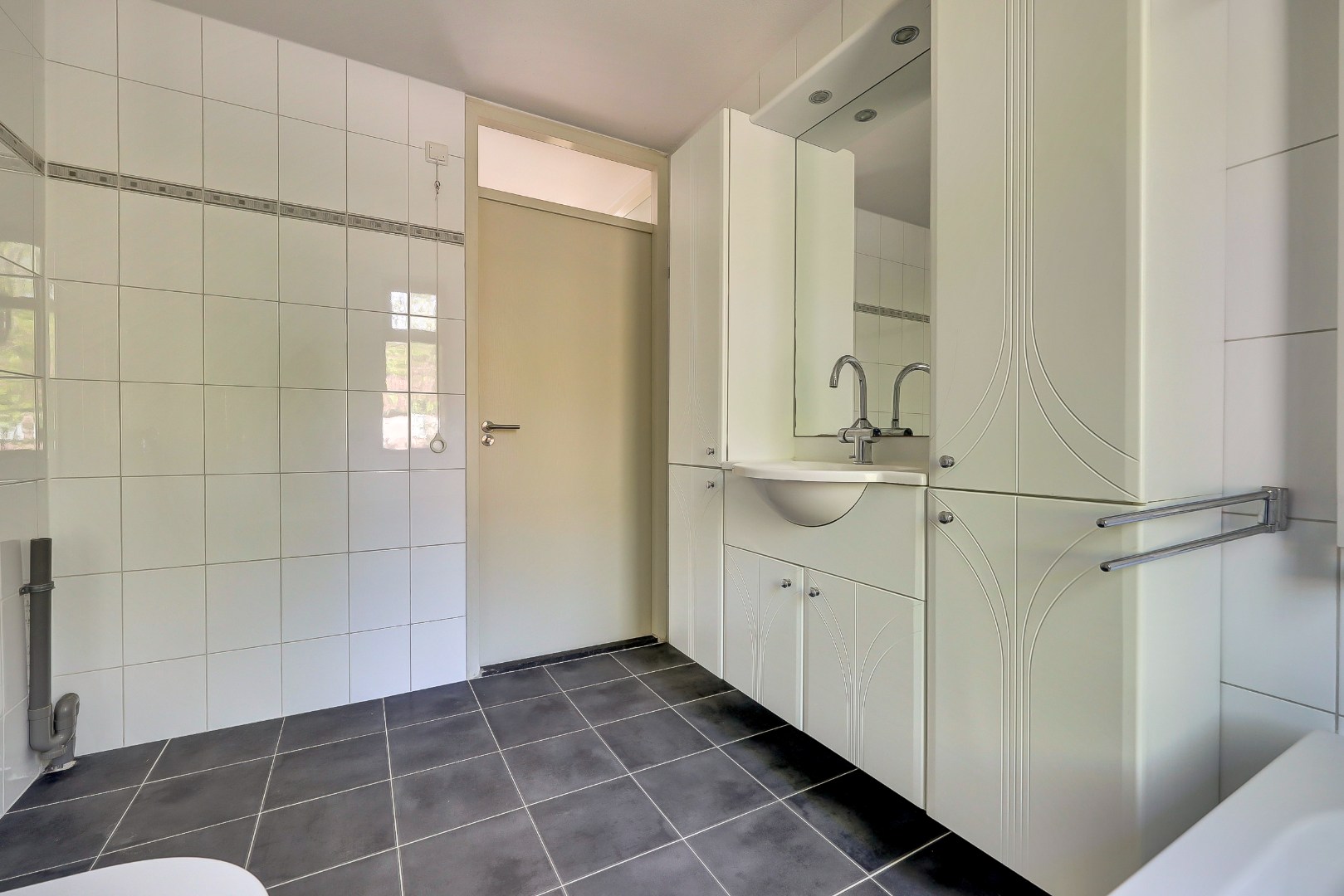 Ruime 5-kamer hoekwoning met aangebouwde garage op een kavel van maar liefst 297 m2 eigen grond! 