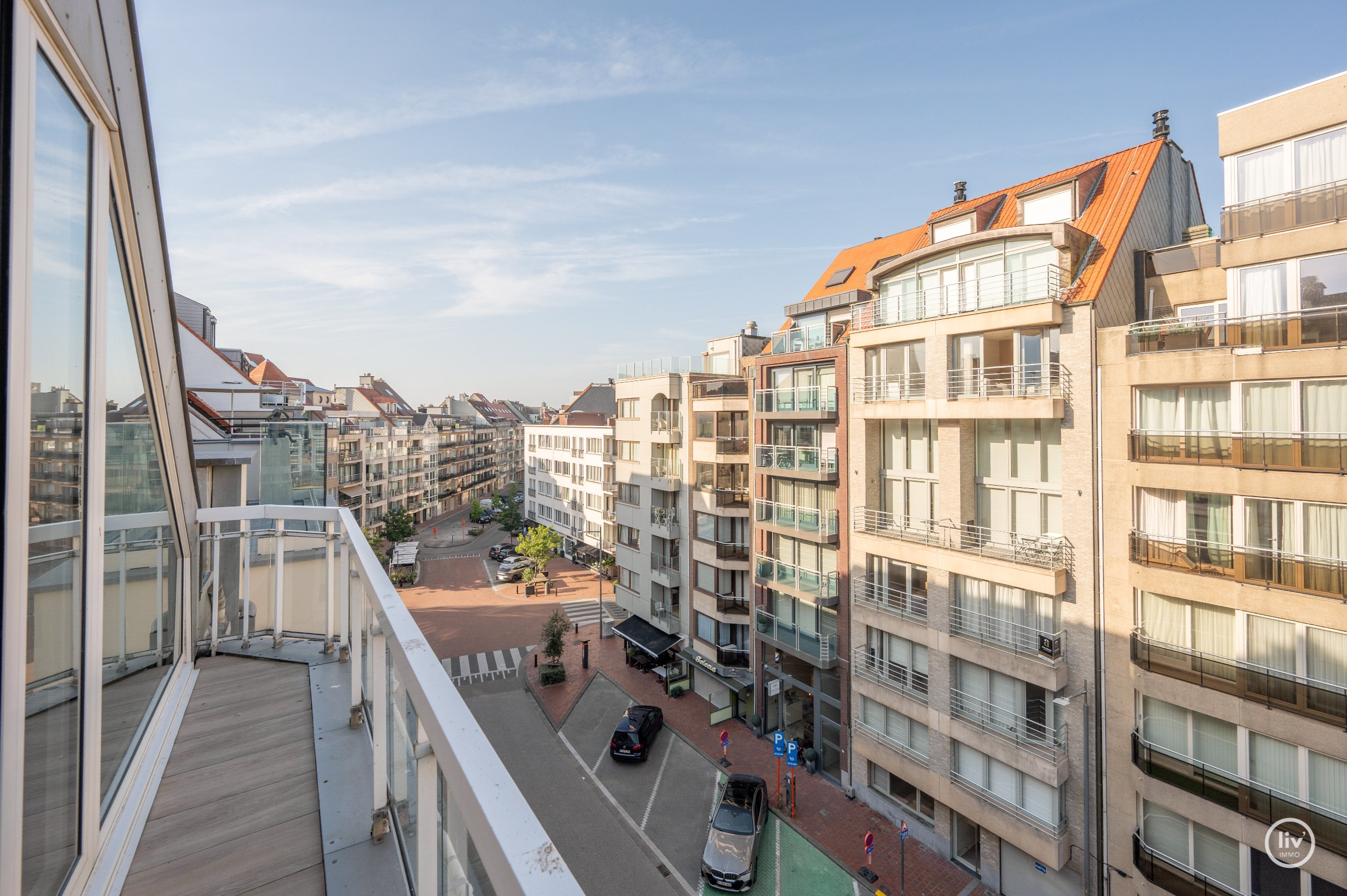 Appartement en triplex prêt à emménager situé près de la place Rubens avec vue latérale sur la mer. 