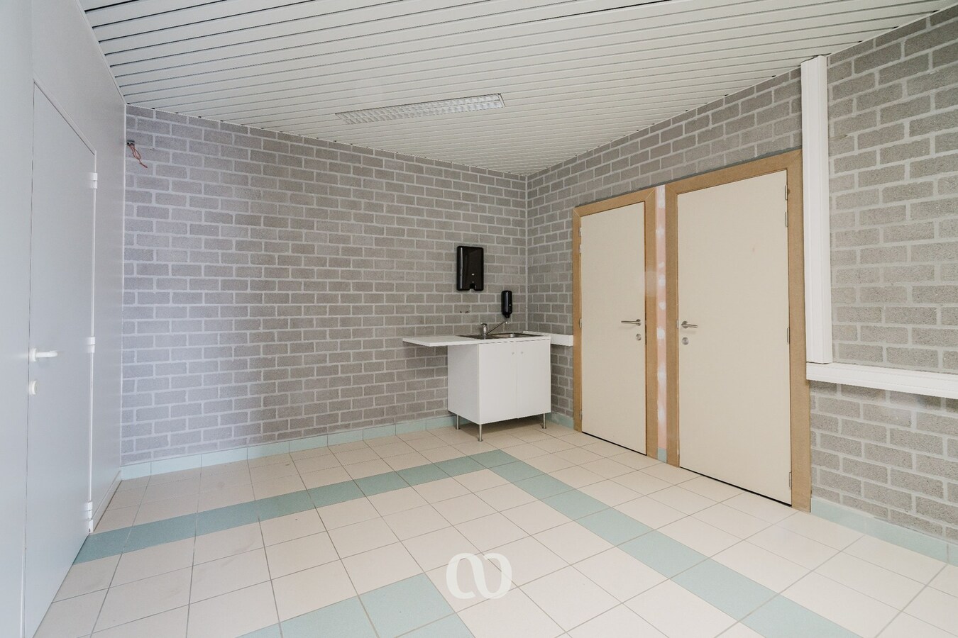 Praktisch handelspand met ruime parking te Wortegem-Petegem 