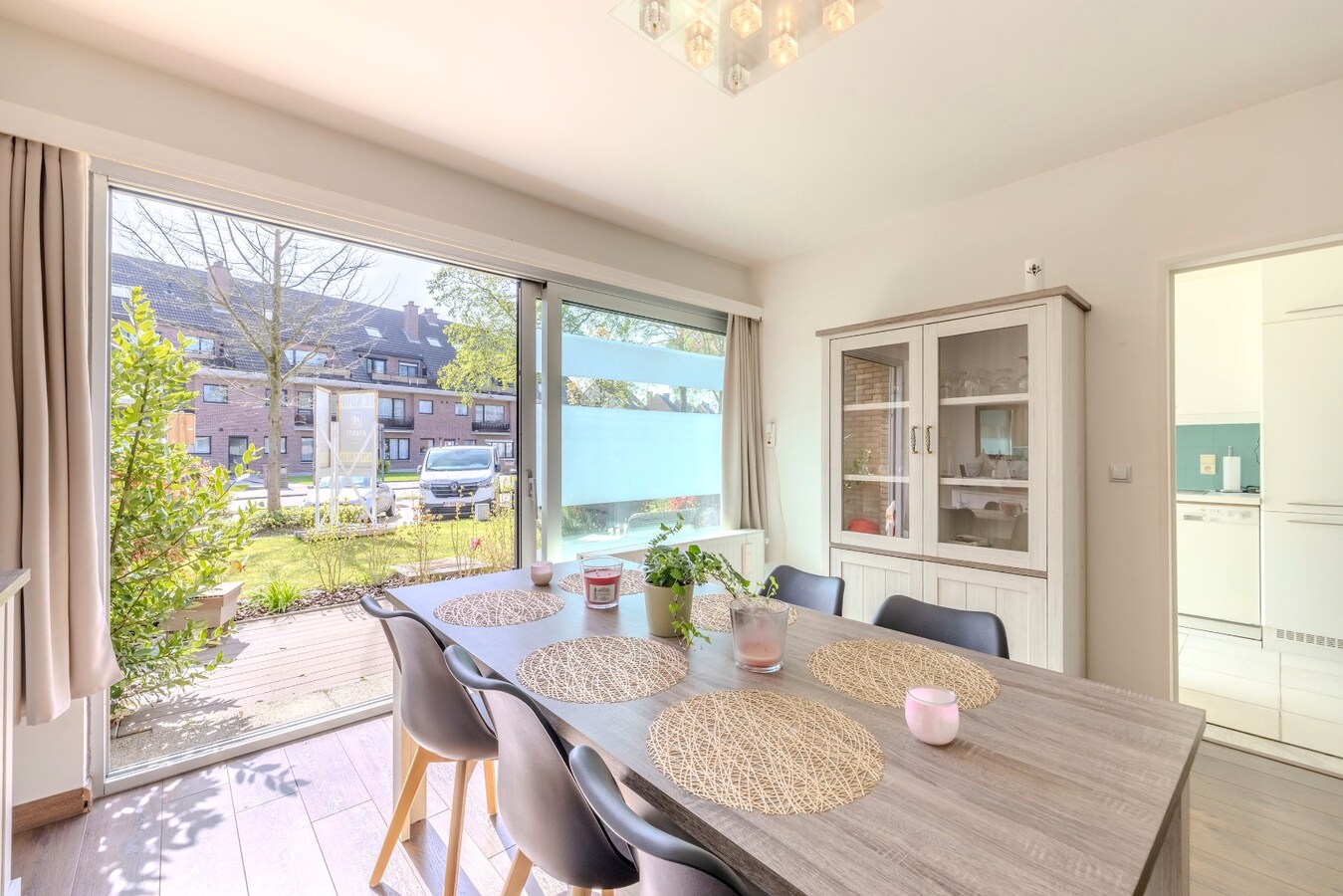 Instapklaar gelijkvloers met 2 slpks en garagebox 