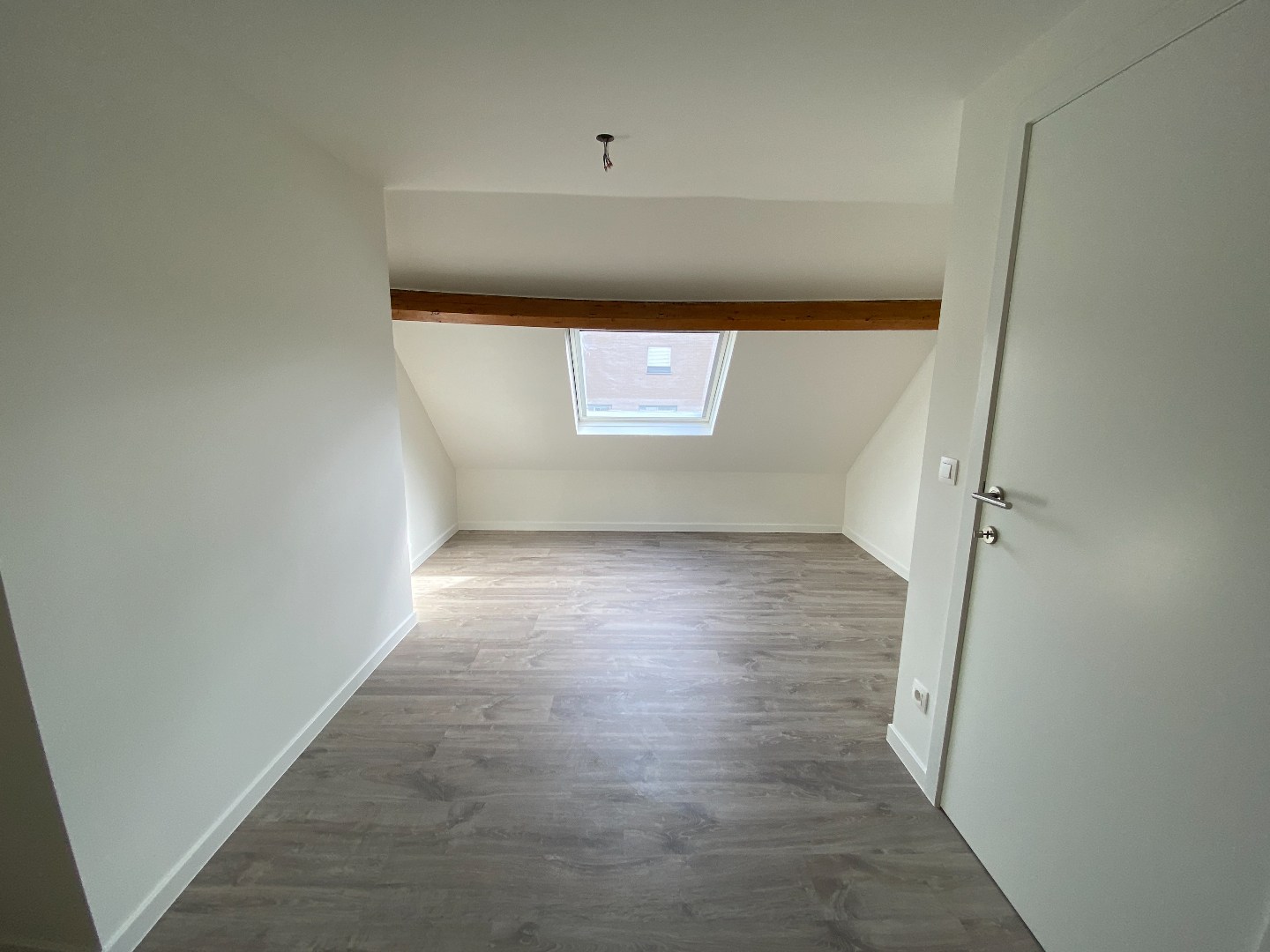 Charmante gerenoveerde halfopen woning met 2 slaapkamers, tuin en garage 