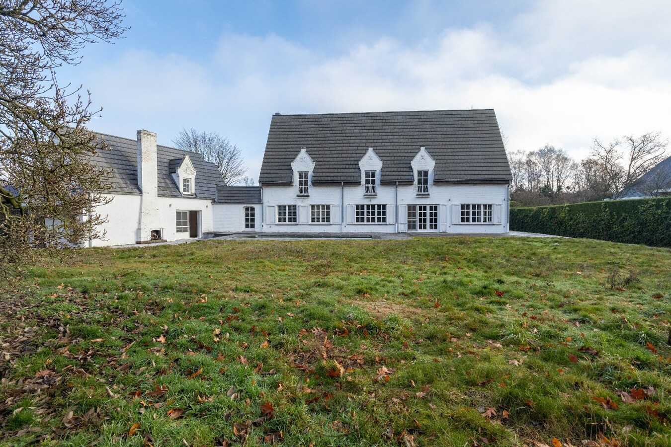 Op te frissen villa op residentiële droomlocatie 