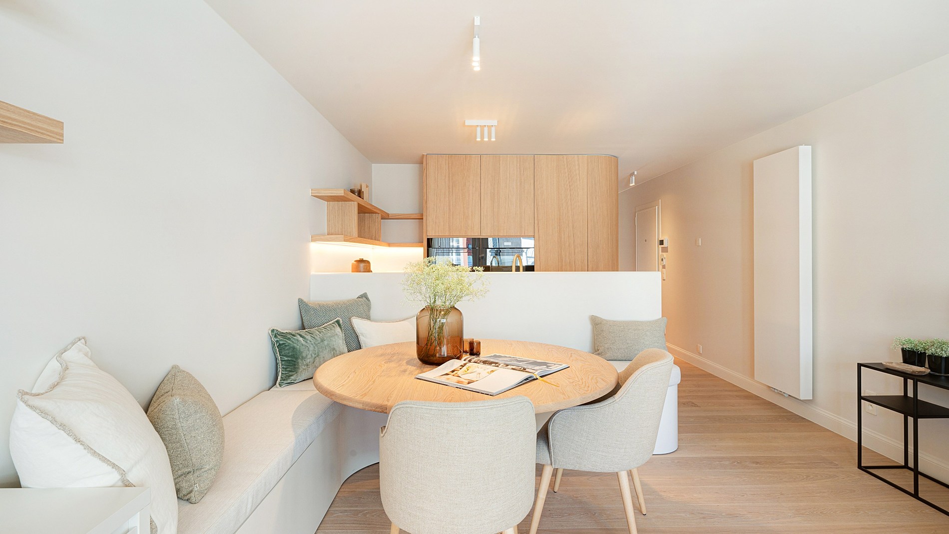 Op een absolute toplocatie langs de Kustlaan, centraal gelegen tussen het Lichttorenplein en het Driehoeksplein en op wandelafstand van het strand, bevindt zich dit stijlvol gerenoveerde appartement. 