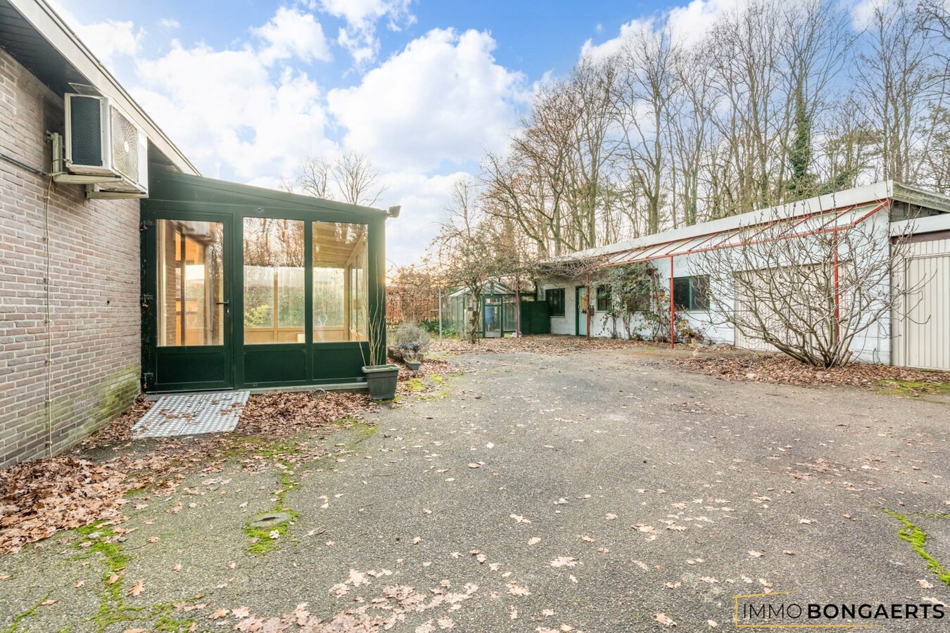 Gelijkvloerse woning met polyvalent bijgebouw 