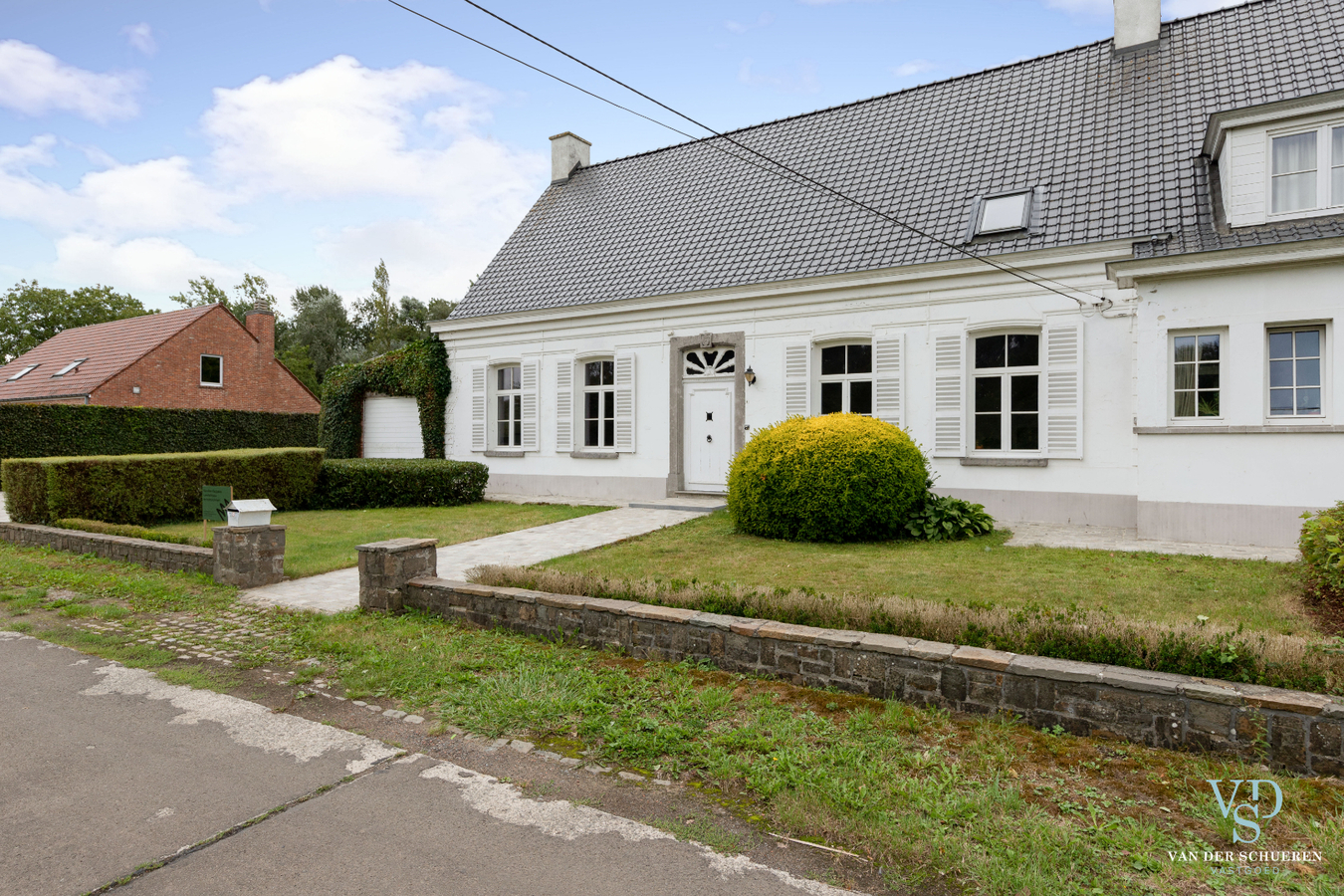 Authentiek landhuis met 5 ruime slaapkamers én gelijkvloers bureau. 