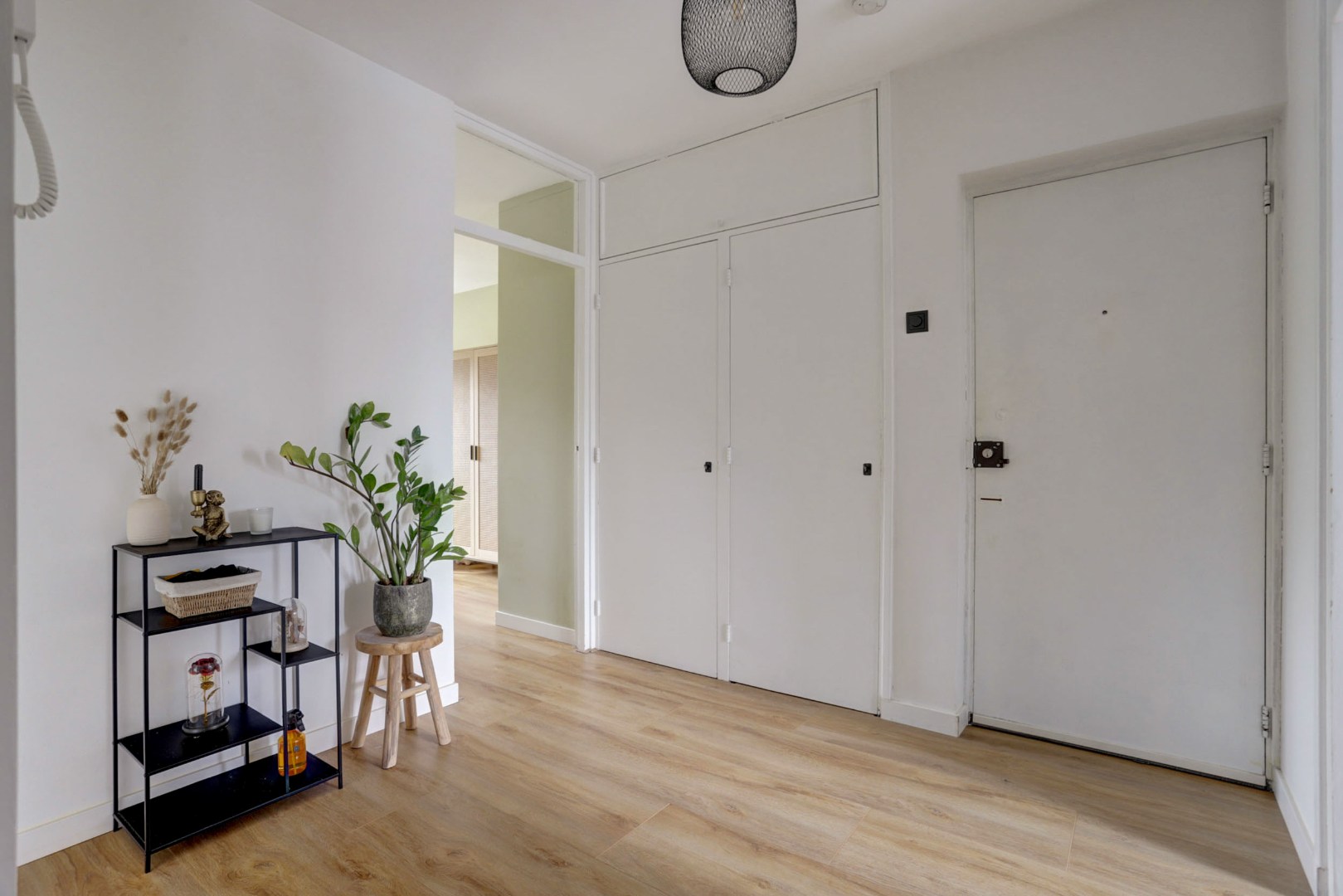 Zonder klussen te betrekken, instapklaar 3-(voorheen 4) kamer appartement met moderne keuken en badkamer, 2 balkons, berging in de onderbouw en gelegen op eigen grond! 