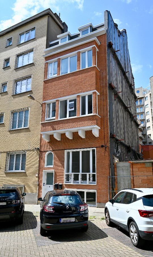 KNAP GERENOVEERD APPARTEMENT OP TOPLIGGING 