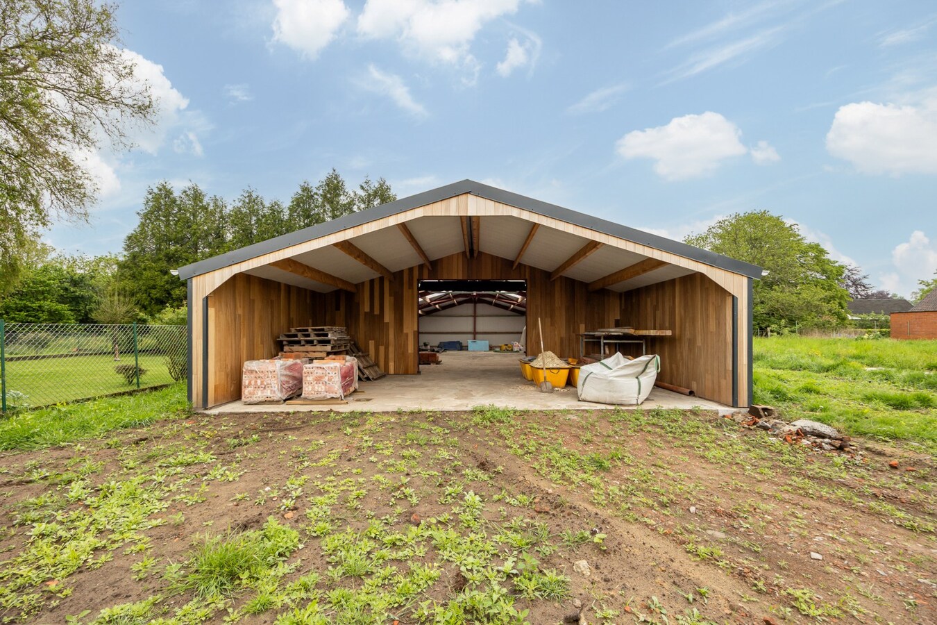 Vernieuwbouwwoning met ruim nieuwbouwmagazijn van 155 m² 