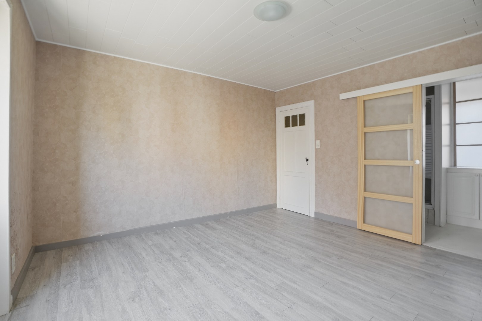Goed gelegen gebouw op 117m² te De Panne bestaande uit een handelsruimte en woonst. 