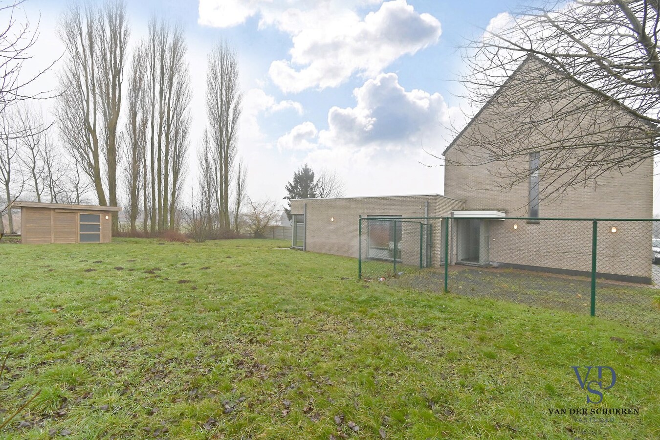 Ruime Half Open, op een commercieel gunstige ligging 