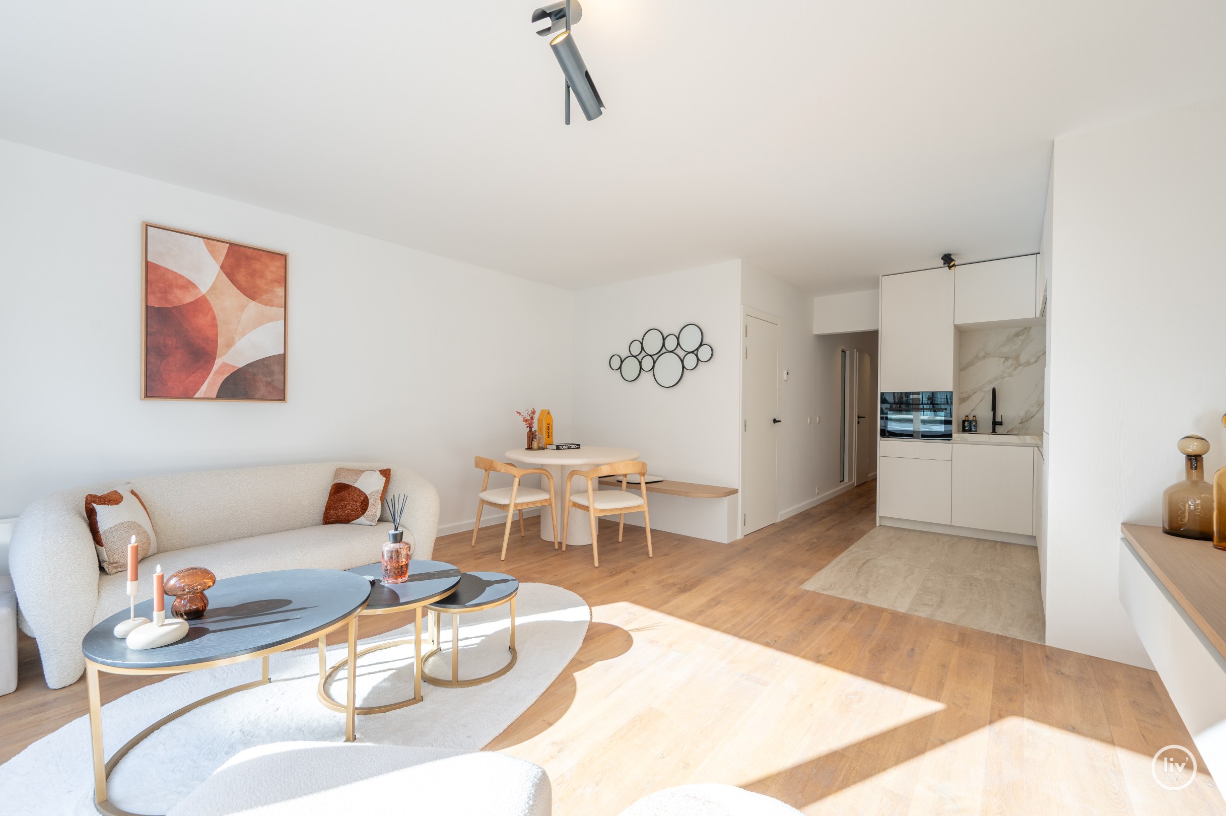 Prachtig gerenoveerd 2 slaapkamer-appartement gelegen te Leopoldlaan te Knokke met balkon. 