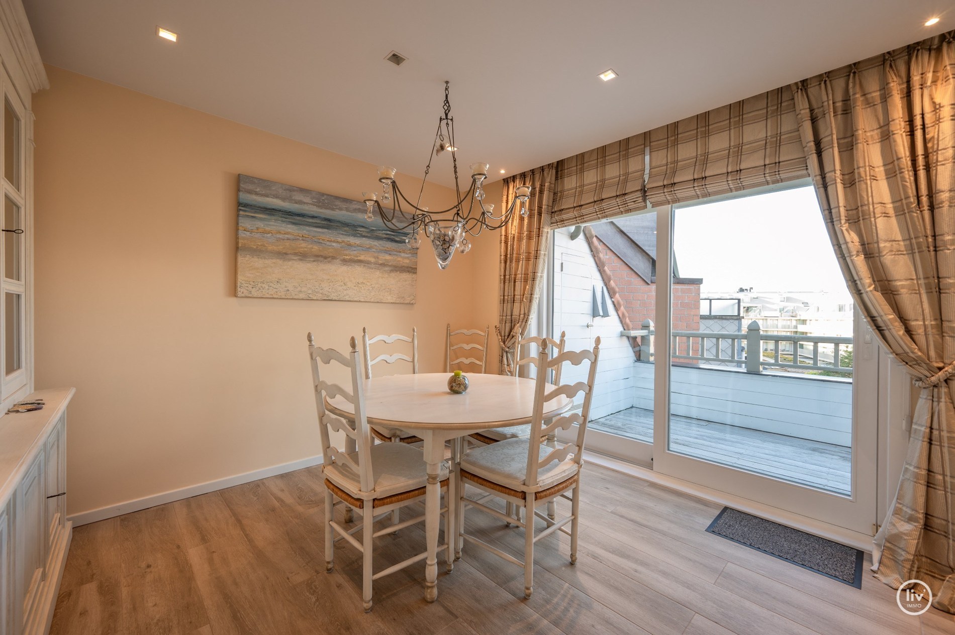 Uitzonderlijk dakappartement met een schitterend zonneterras en een prachtig open zicht over de villa's van het Zoute, gelegen tussen het centrum van Knokke. 