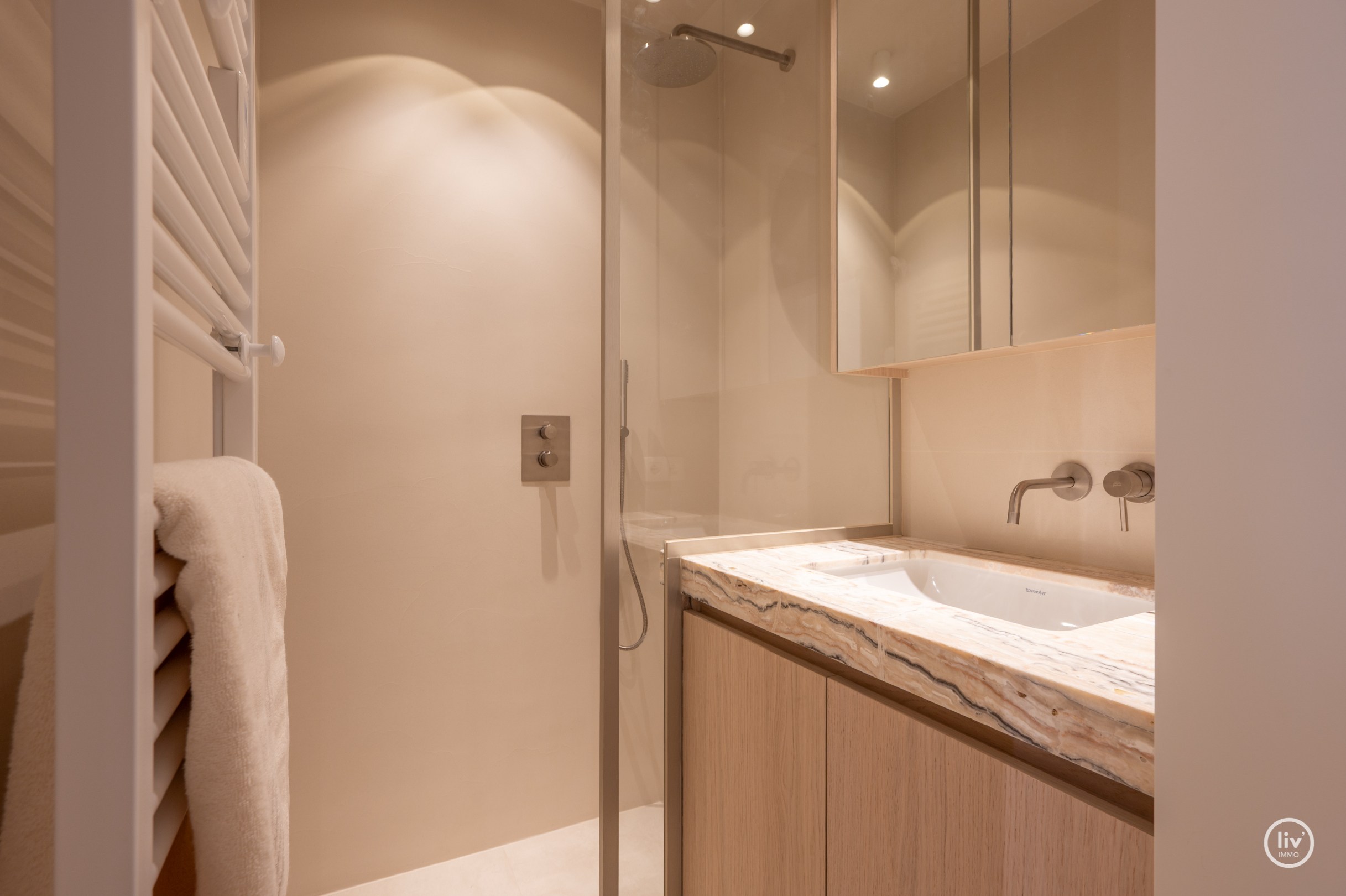 Gerenoveerd 3 slaapkamerappartement centraal gelegen vlakbij de LIppenslaan te Knokke. 