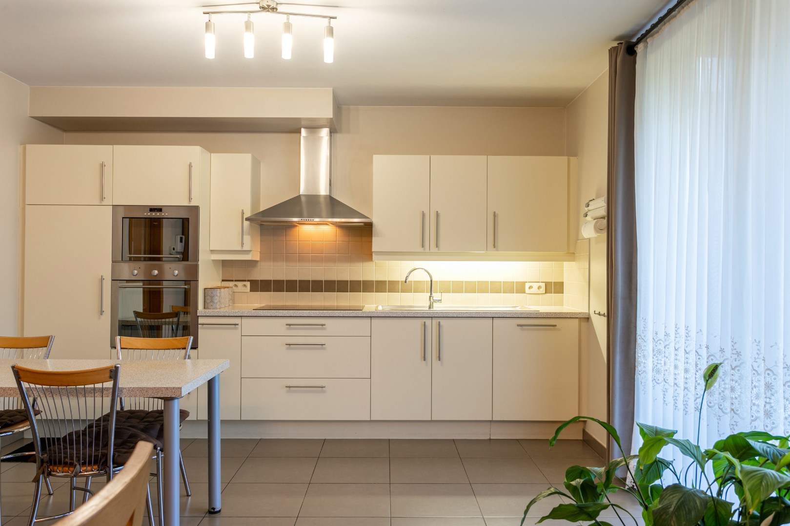 Appartement met 2 slpk, ruim terras en kelder 