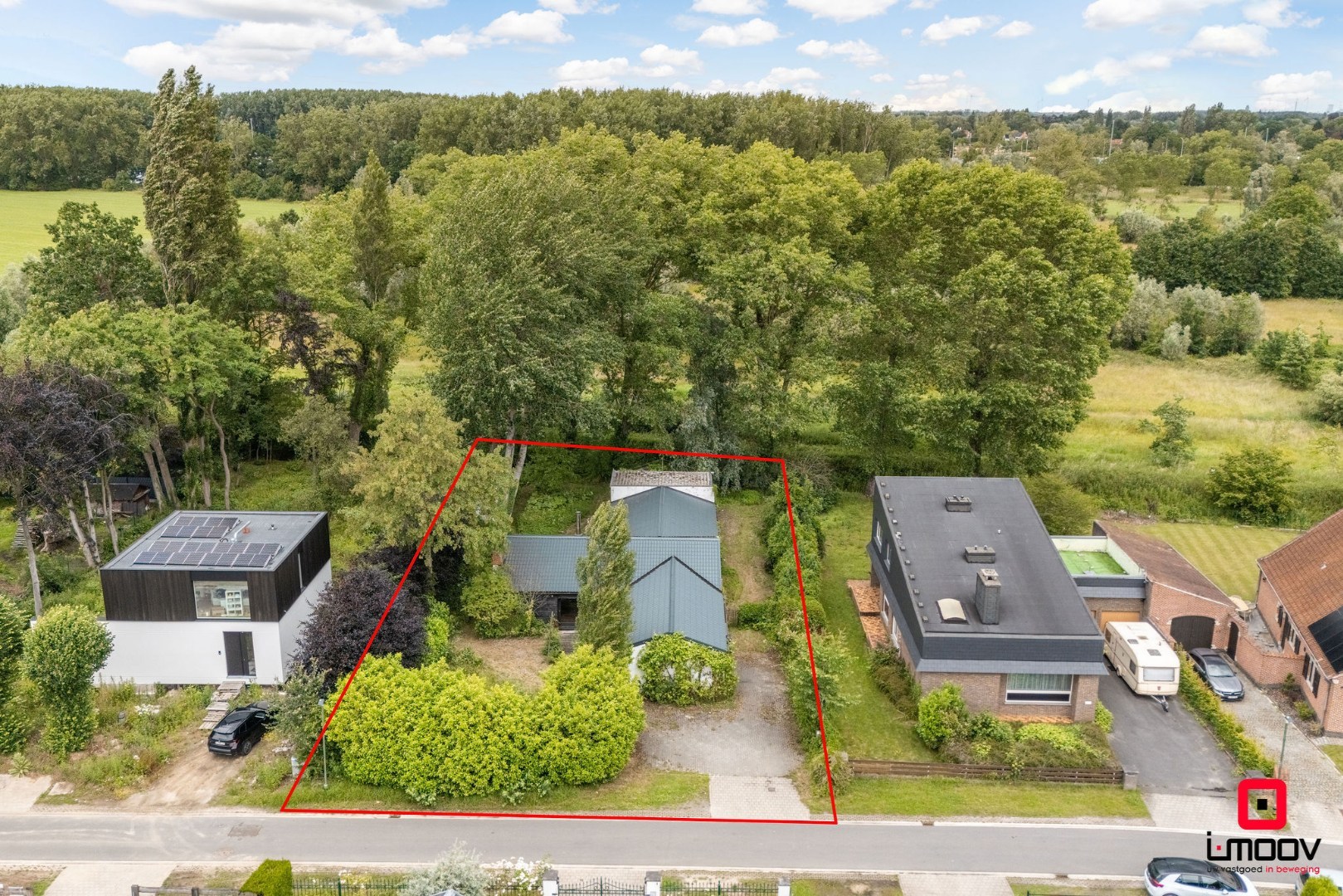 Seventies bungalowvilla met renovatiepotentieel op unieke ligging aan natuurgebied 