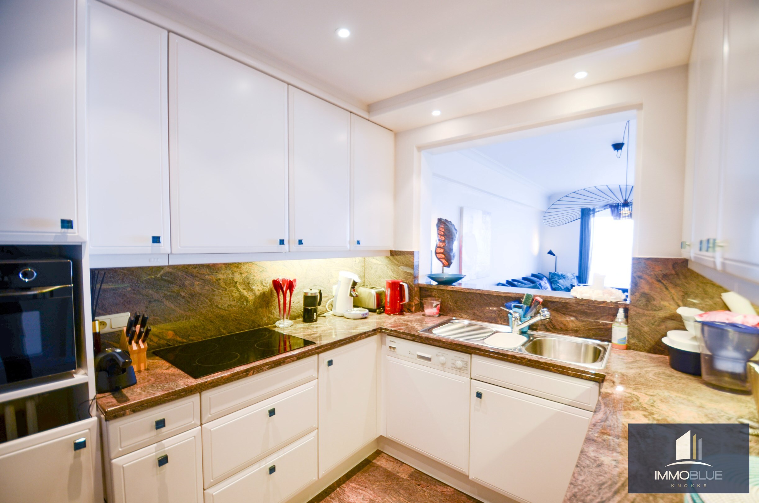 Appartement avec vue frontale sur la mer, situé dans une résidence prestigieuse au Zoute. 