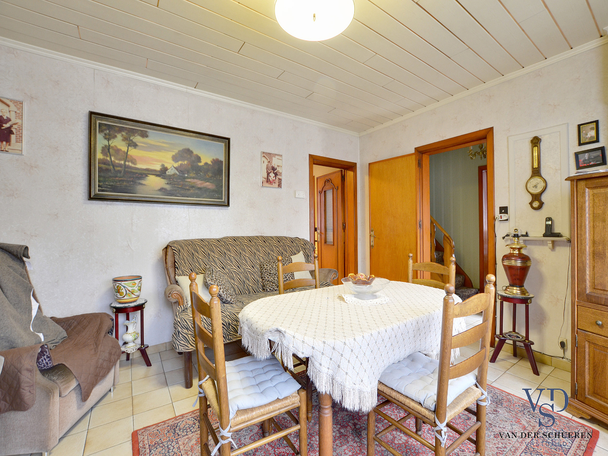 Stevige woning met karaktervolle stallingen in hartje Dikkelvenne. 