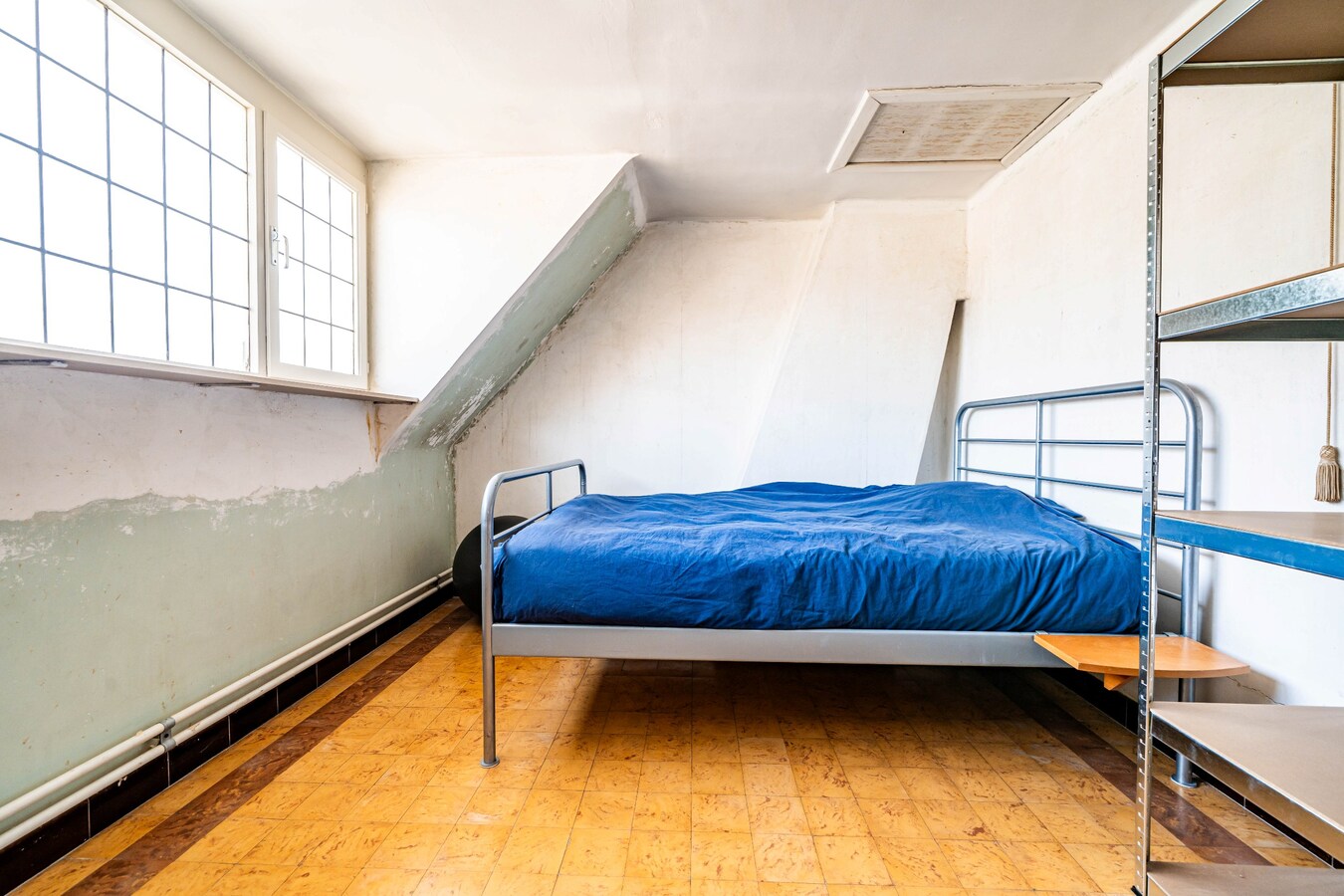 Gezinswoning met ruime opslagplaats en carport in het centrum van Ouwegem 