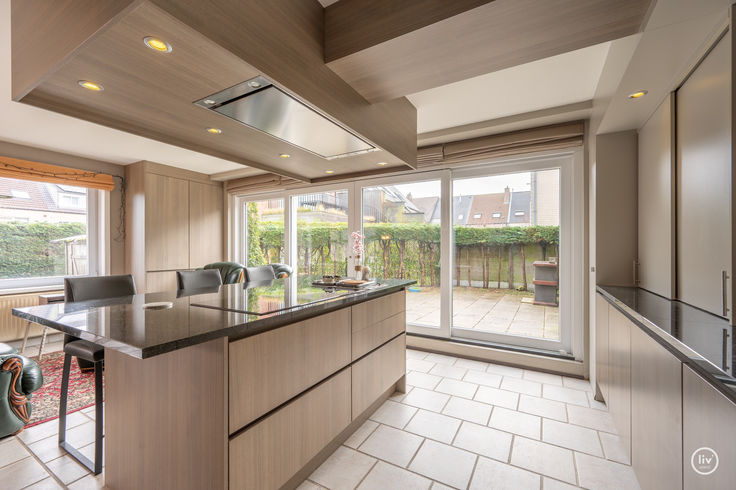 Ruime woning met 4 slaapkamers gelegen in centrum Knokke vlakbij Duinenwater. 