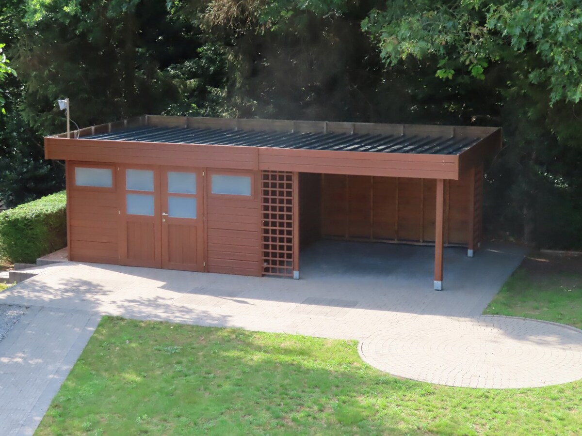 Prachtige villa, rustig gelegen te Houthalen. Dichtbij autosnelwegen en openbaar vervoer. Het centrum van Houthalen op 5 minuten en Hasselt op 15 minuten. 