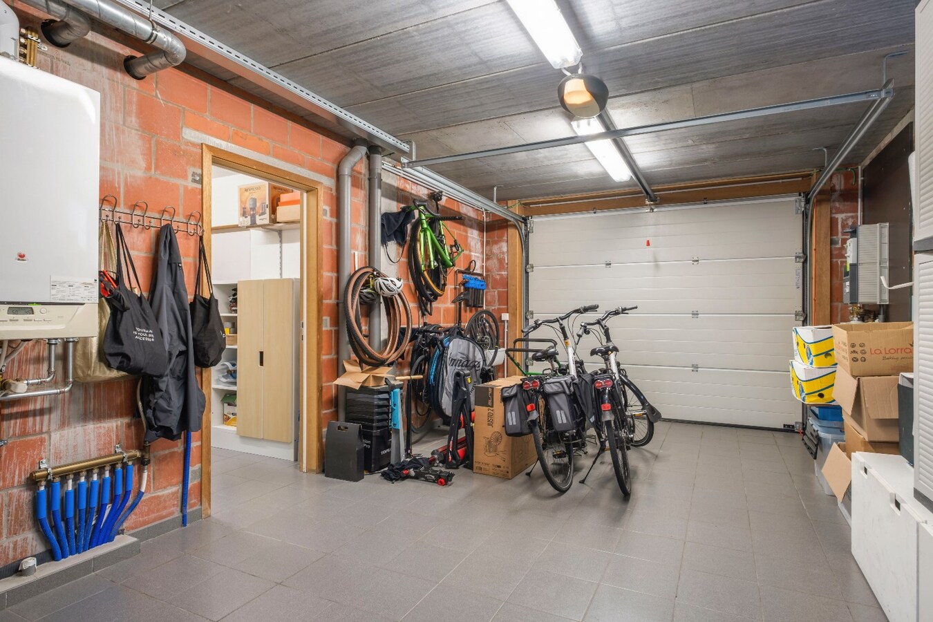 Moderne villa met praktrijkruimte op TOPligging te Heule  ! 