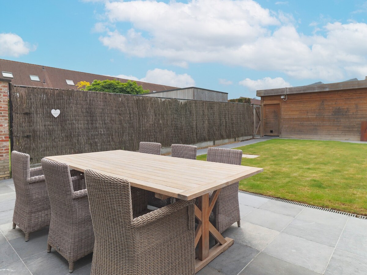 Instapklare recente woning met garage te koop in Heule ! 