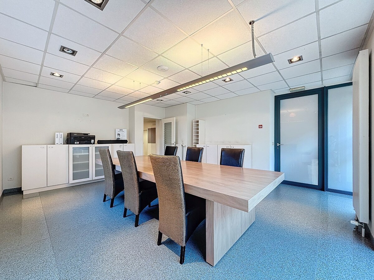 Commercieel gelegen kantoorruimte nabij E17 te centrum Olsene 