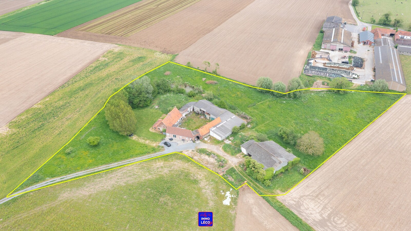 Corps de ferme érigé sur une parcelle de +/- 17.000m², situation exceptionnelle ! 