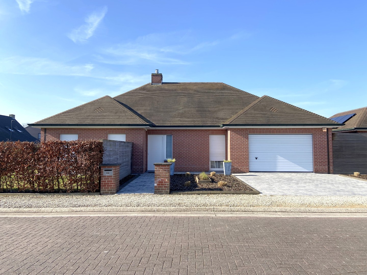 Zeer goed onderhouden ruime villa met tuin op topligging te Sint-Eloois-Vijve! 