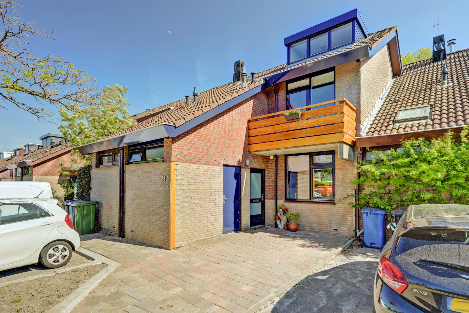 Goed onderhouden geschakelde  5-kamer woning, instapklaar, parkeerplaats, berging, zonnige tuin en gelegen in de zeer kindvriendelijke wijk Ommoord. 