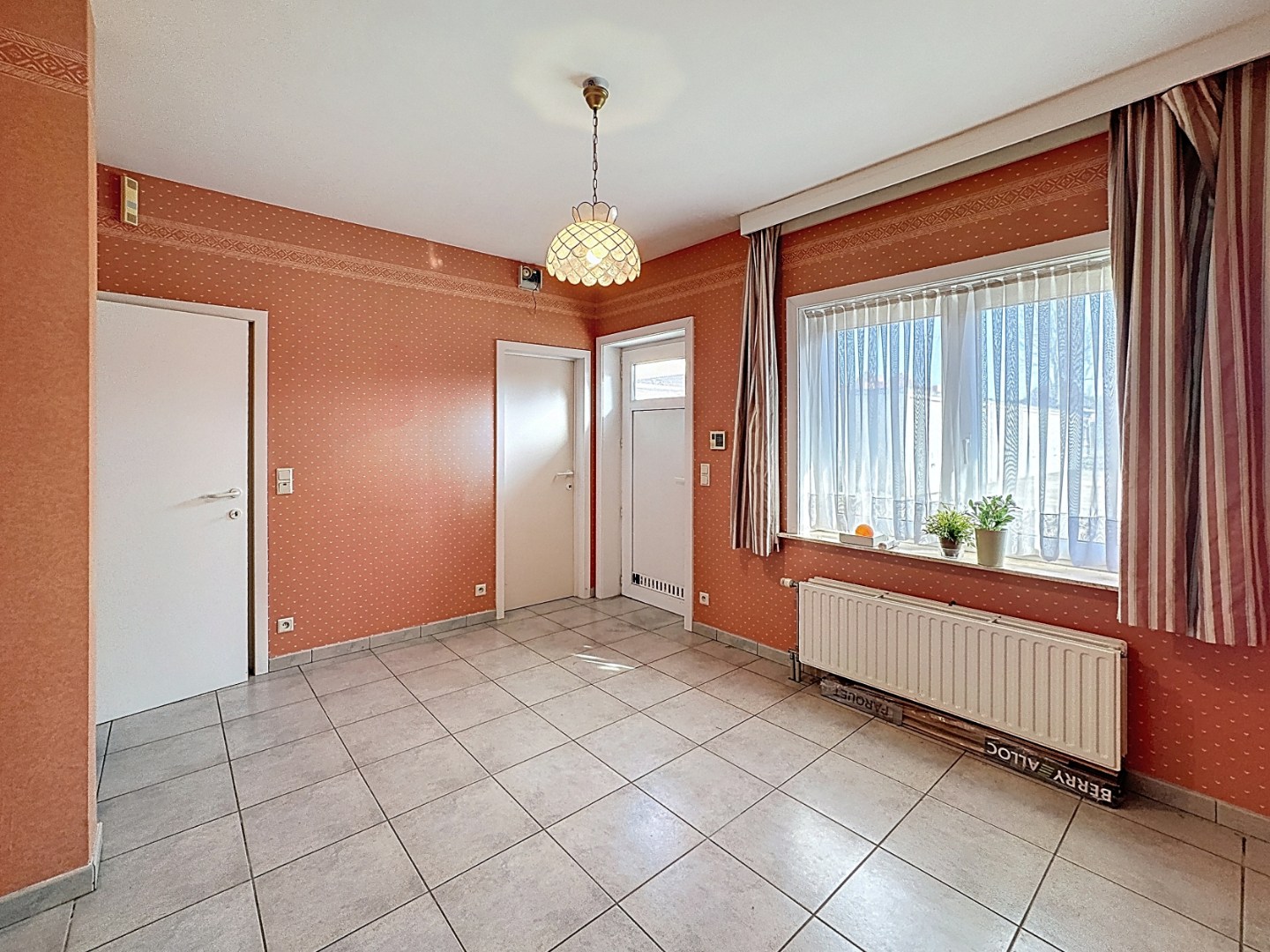 Handelspand/praktijkruimte gelegen in de dorpskern van Merendree 