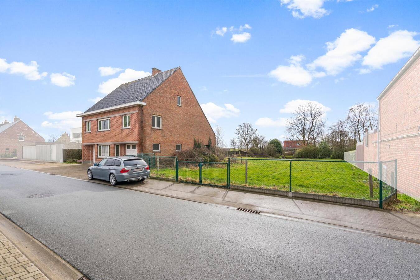 Rustige gelegen open bebouwing met bouwgrond op 1780 m² te Koekelare 