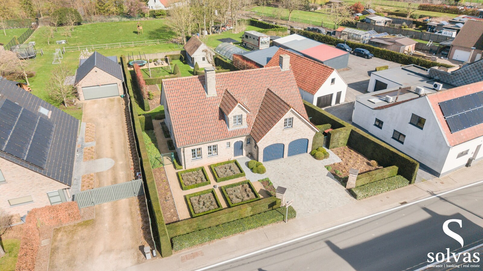 Prachtige open bebouwing met 4 slaapkamers in Poesele, bouwjaar 2000, op 1070m² perceeloppervlakte, 270m² bewoonbare oppervlakte 