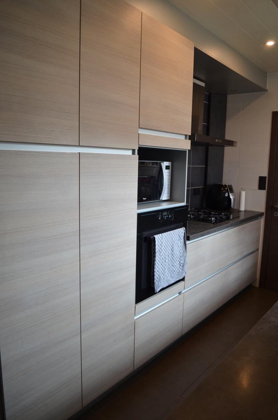 Knap gerenoveerde gezinswoning met  2 slpks (mogelijkheid 3), carport en tuin goed gelegen te Aalter 